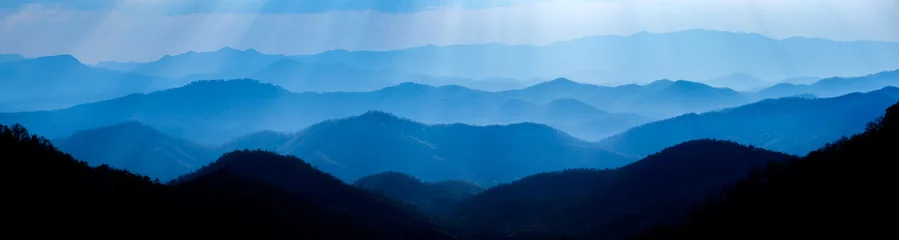 Afwasbaar Fotobehang Zen Prachtig landschap van blauwe bergenlagen tijdens zonsondergang met zonnestralen