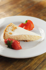 白い皿に乗ったチーズケーキ
