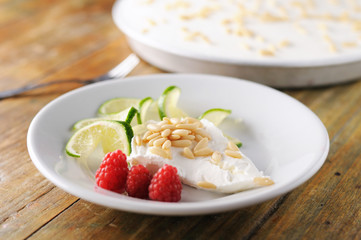 白い皿に乗ったチーズケーキ