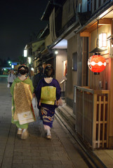 MAIKO ladies in GION.KYOTO / 夜の花見小路を歩く舞妓さん ＠京都 祇園
