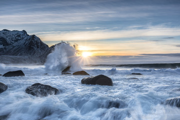Unstad beach auf den Lofoten zum Sonnenuntergang