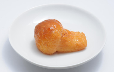 白い小皿に乗ったデザートのイメージ