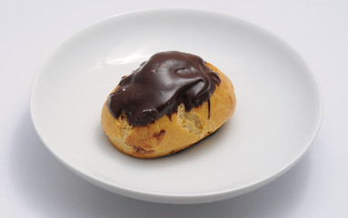 白い小皿に乗ったデザートのイメージ