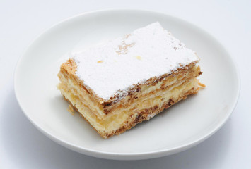 白い小皿に乗ったデザートのイメージ