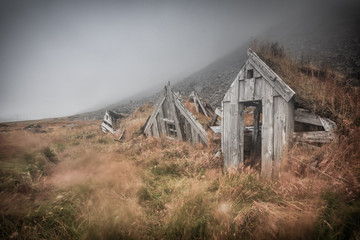 Alte Hütten im Nebel in Island. Vergänglichkeit_001