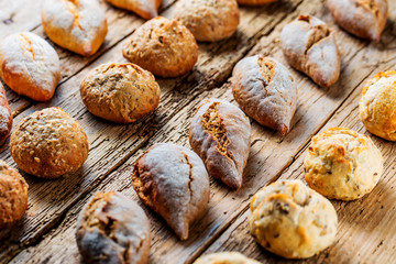 Knusprige brötchen vom Bäcker