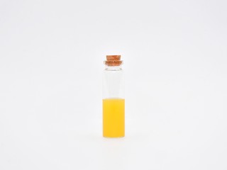 Pomarańczowa ciecz w butelce