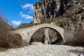 Fototapeta na wymiar Amazing landscape of Bridge of Missios in Vikos gorge and Pindus Mountains, Zagori, Epirus, Greece