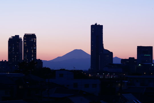 富士と高層ビル