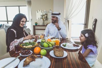Naklejka premium Arabskie szczęśliwe rodzinne chwile życia w domu