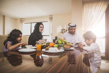 Obraz premium Arabskie szczęśliwe rodzinne chwile życia w domu