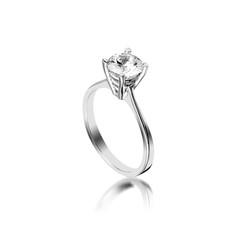 Beyaz arka fon &uuml;zerinde pırlanta y&uuml;z&uuml;k