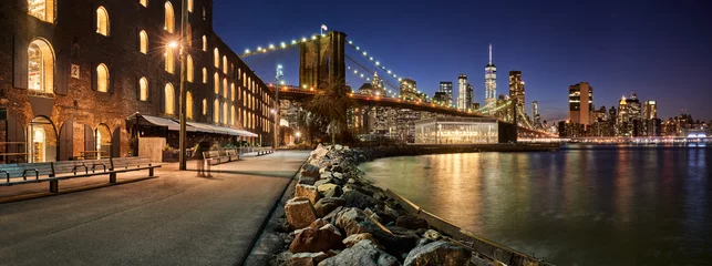 Crédence de cuisine en verre imprimé Brooklyn Bridge Brooklyn Bridge Park Waterfront en soirée avec vue sur les gratte-ciel de Lower Manhattan et le pont de Brooklyn. Brooklyn, Manhattan, New York