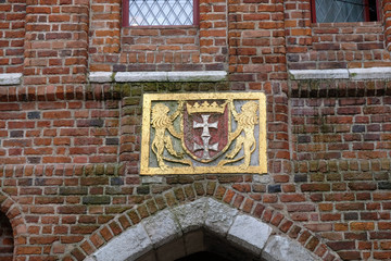 Gdańsk, Polska - Lwy Gdańskie z herbem miasta (korona i dwa krzyże)