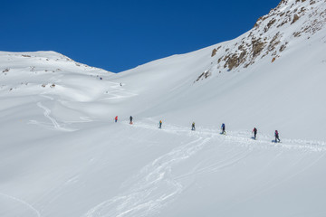 Fototapeta na wymiar Schitourengeher in den winterlichen Bergen
