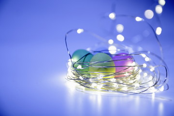 cartolina pascquale con uova di pasqua in un nido fatto di luci dorate con effetto boken