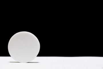 白くて円い物体 / 黒背景