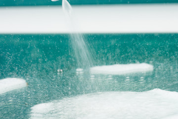 Naklejka premium Reinigung Sprühflasche Flüssigkeit sprühen