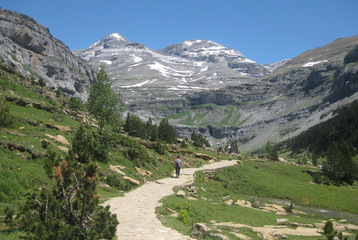 Valle de Ordesa, Pireneje, Hiszpania - wędrówka drogą w dolinie z widokiem na Monte Perdido (trzeci co do wysokości szczyt w Pirenejach)