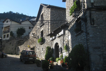 Valle de Ordesa, Pireneje, Hiszpania - urocza kamienna miejscowość Torla © Iwona