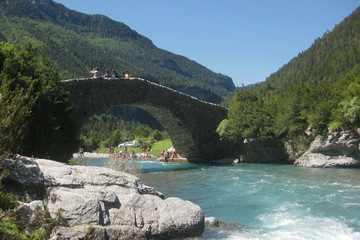 Valle de Ordesa, Pireneje, Hiszpania - kamienny most przy schronisku w Bujaruelo - obrazy, fototapety, plakaty