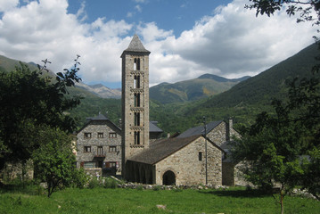 Fototapeta na wymiar Pireneje, Hiszpania - romański kamienny kościół w dolinie Vall de Boí