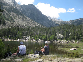 Pireneje, Hiszpania - odpoczynek nad stawem w Parku Narodowym Aigüestortes i Estany de Sant Maurici