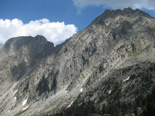Pireneje, Hiszpania - piękne skaliste szczyty w Parku Narodowym Aigüestortes i Estany de Sant Maurici © Iwona
