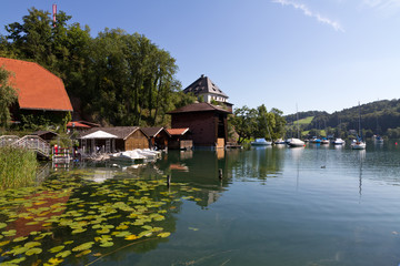 Obraz premium Ansicht von Mattsee mit Boote, See, Kirche und Schloss