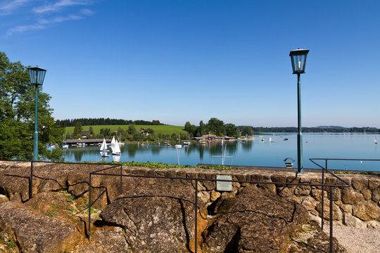 Ansicht von Mattsee mit Boote, See, Kirche und Schloss