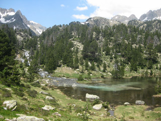 Pireneje, Hiszpania - staw w Parku Narodowym Aigüestortes i Estany de Sant Maurici
