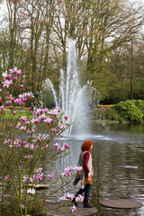 Fototapeta premium Teich mit Springbrunnen im Keukenhof in Holland als Nahaufnahme mit schönen Bokeh