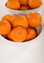 Orangen in weißer großer Schüssel mit Spiegelung