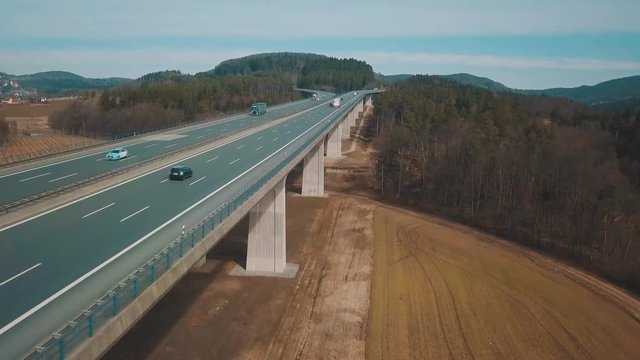 Autobahn, Verkehrsweg gabelt sich in Richtung Norden
