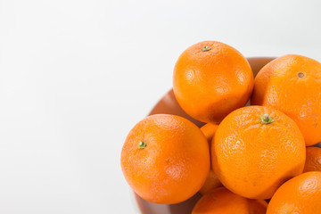 Orangen in weißer großer Schüssel rechts unten