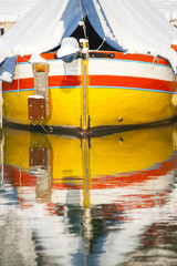 Barca da pesca riflessa sul mare