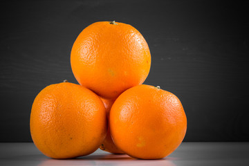 Orange Orangen Pyramide grauer Hintergrund horizontal