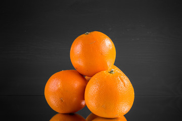 Orange Orangen Pyramide grauer Hintergrund horizontal