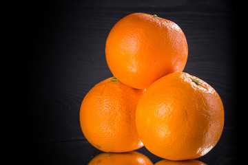 Orange Orangen Pyramide rechts  grauer Hintergrund horizontal