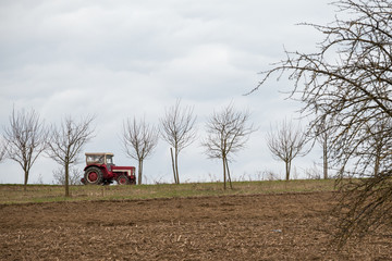 Fototapeta premium Traktor im ländlichen Raum