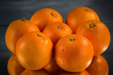 mehrere Orangen vor grauem Hintergrund