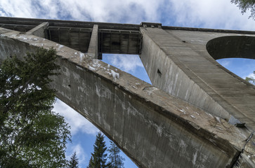 Alte eisenbahnbr&uuml;cke mit blauen Himmel