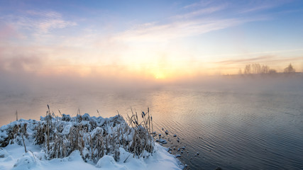 морозное весеннее утро на туманном озере, Россия, Урал, март © 7ynp100