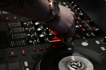 DJ am Mischpult bei der Arbeit