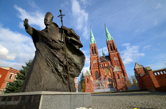 Statue of John Paul II against the background of the cathedral (Rybnik, Poland) © Artur Henryk
