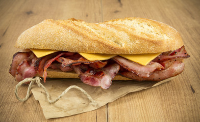 Bocadillo rústico de bacon con queso