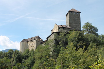 Obraz premium Schloss Tirol vor blau