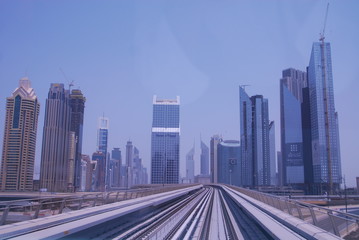 Fototapeta na wymiar Dubai Metrostrecke durch Skyline