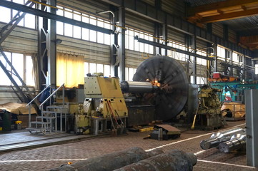 Very large lathe. Processing of the shaft by cutting.