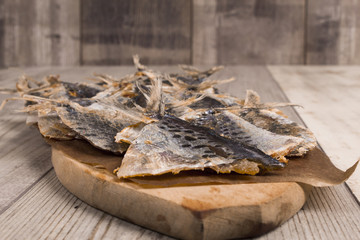Dried fish to beer, Fish on a tray